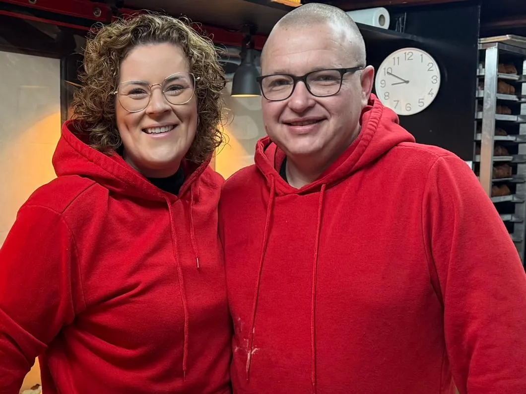 Orry en Jane Burggraaf in rode hoodies in hun oliebollenkraam
